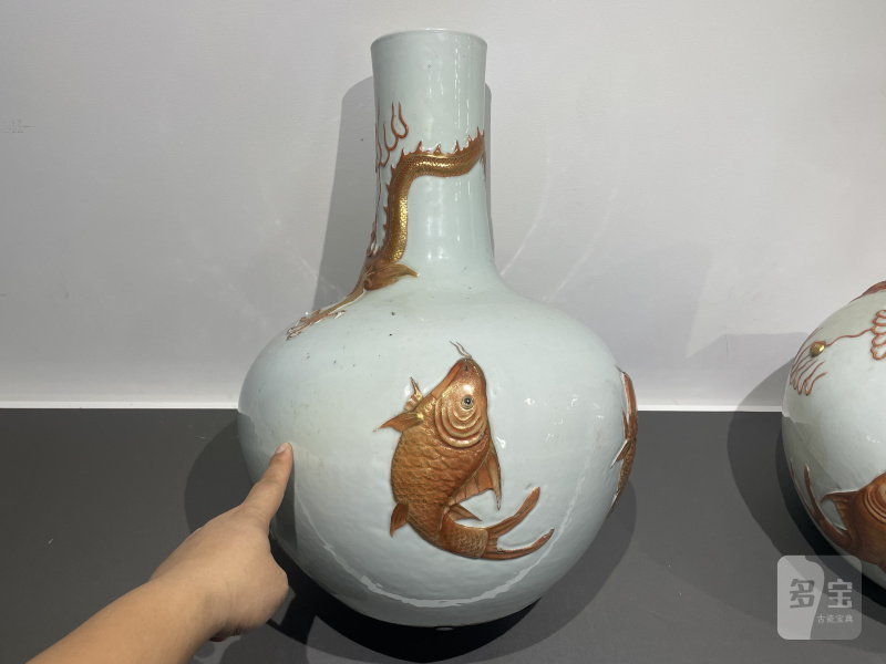 清光绪 粉彩浮雕鱼化龙纹天球瓶一对 - 图5